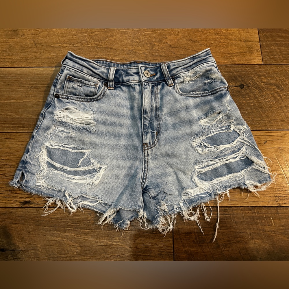 AE STRIGID ripped denim mom short - size 2 faded indigo